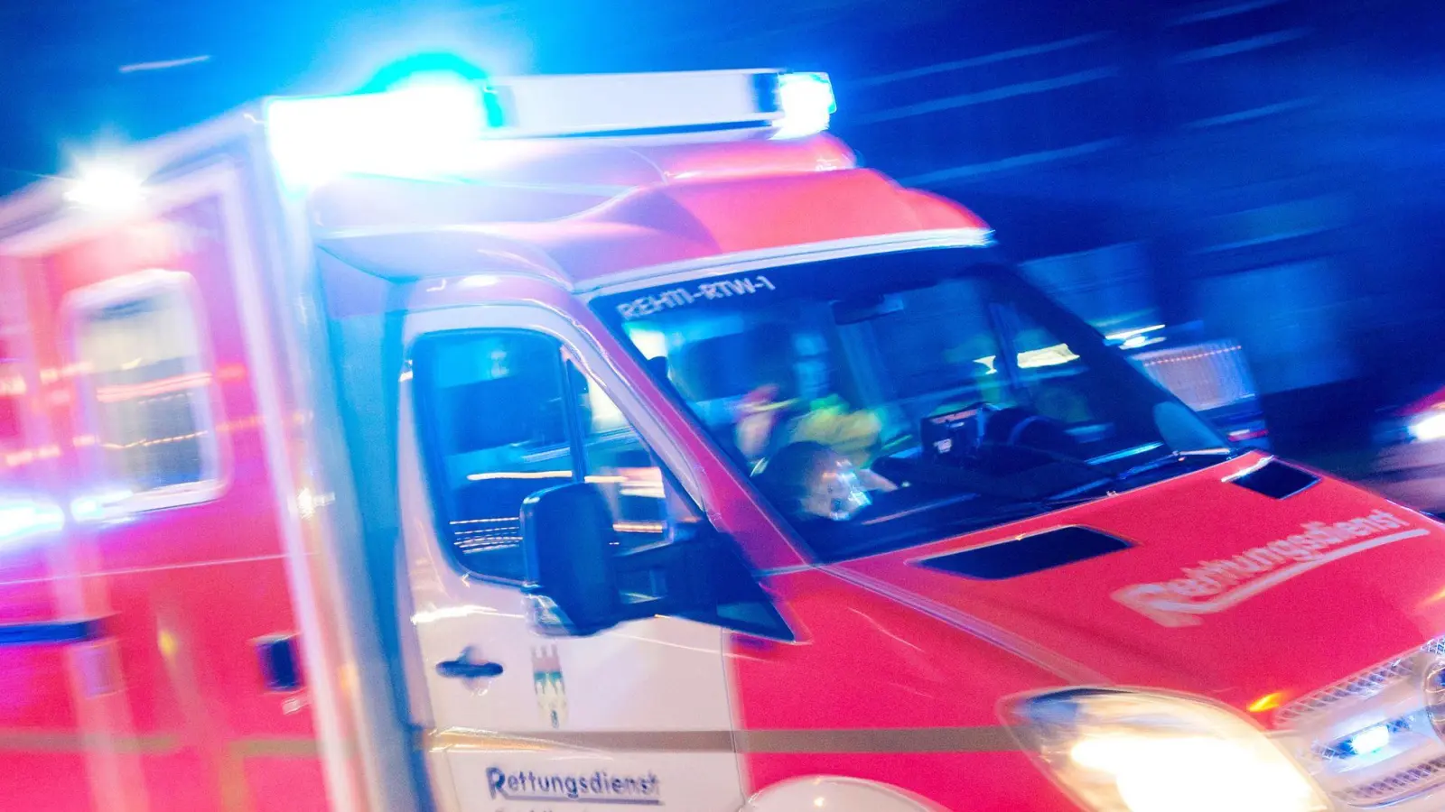 Ein 63-Jähriger ist auf einem Radweg schwer gestürzt und lebensgefährlich verletzt worden. Die Polizei ermittelt zu einem möglichen Wildunfall. (Symbolbild) (Foto: Marcel Kusch/dpa)