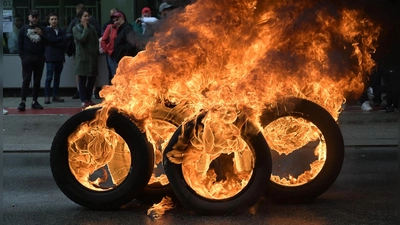 Gegen die mögliche Schließung des Werks protestierten Audi-Mitarbeiter Anfang September mit brennenden Reifen. (Archivbild) (Foto: Jonas Roosens/Belga/dpa)