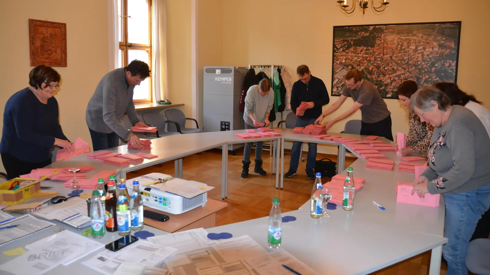 Die Helferinnen und Helfer in Neustadt sind seit 16 Uhr fleißig am Auszählen. (Foto: Patrick Lauer)