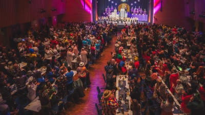 Das KKC war beim Rosenmontagsball der Windshemia wieder einmal ausverkauft. Auf der Bühne (ganz hinten) entzückte die Purzelgarde mit ihrem professionellen Auftritt die Ballbesucher. (Foto: Windshemia/Devi Dukoski)