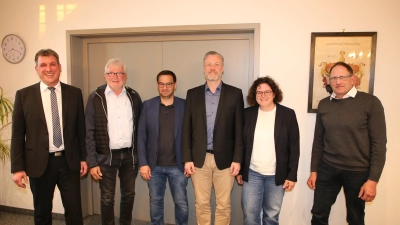 Bürgermeister Matthias Seitz mit den ausgeschiedenen Stadträtinnen und -räten (von links) Karl Schuler (dritter Bürgermeister), Michael Großberger, Peter Huber, Christine Huber und Gerhard Ammon. (Foto: Alexander Biernoth)
