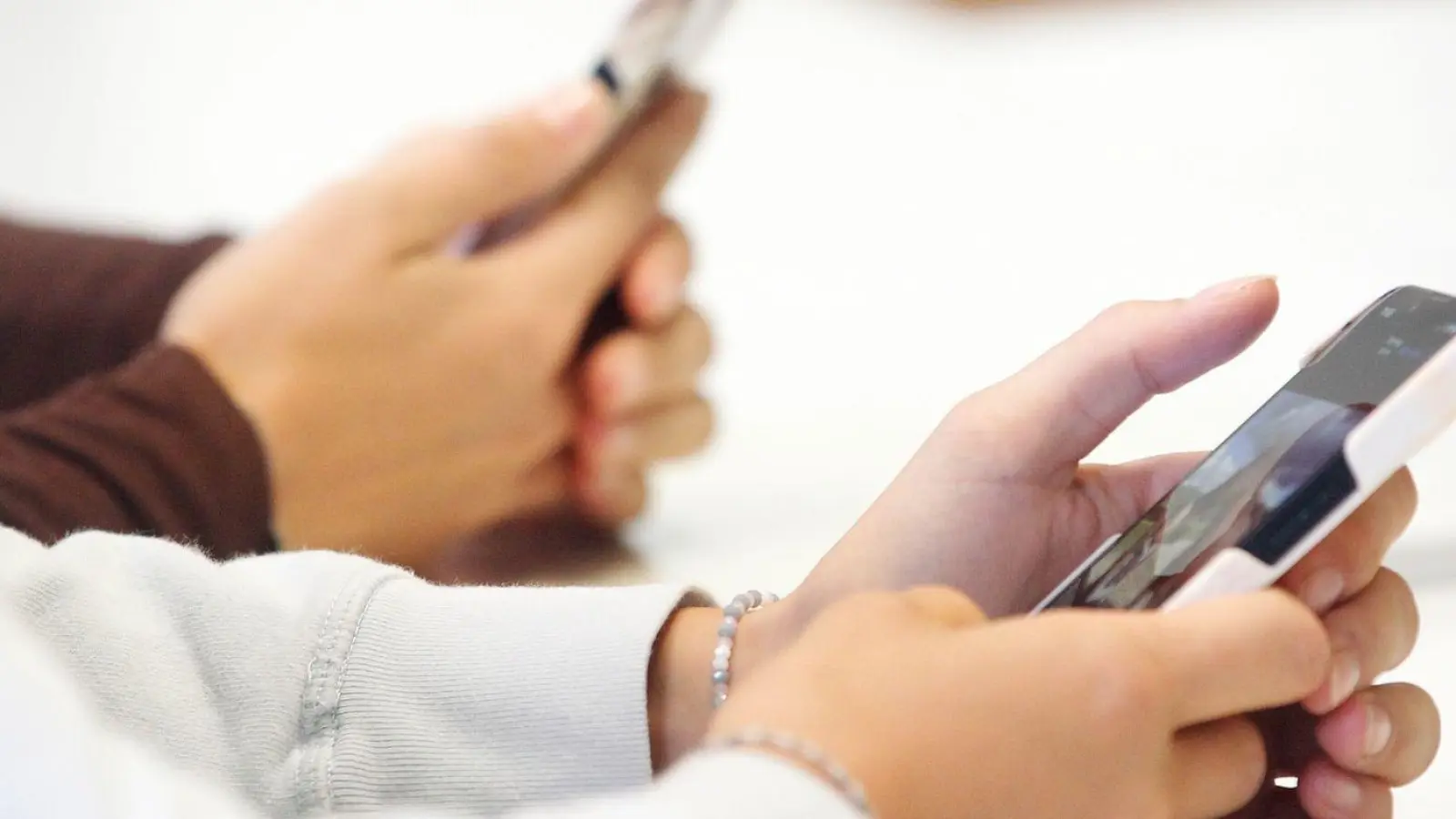 Der Textroboter ChatGPT ist längst im Lernalltag der Schüler angekommen. (Foto: Roland Weihrauch/dpa)