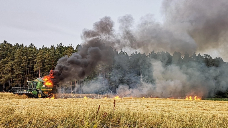 Flammen und Rauch machten auf diesem Acker zwischen Forndorf und Bruck auf den Brand aufmerksam. (Foto: Jürgen Binder)