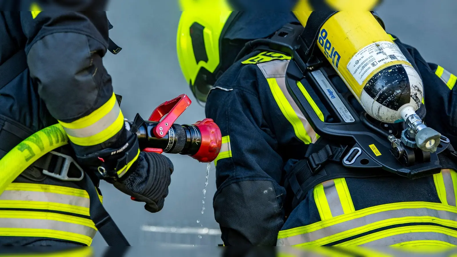 Feuerwehrleute bereiten einen Löschangriff vor. (Foto: David Inderlied/dpa/Symbolbild)