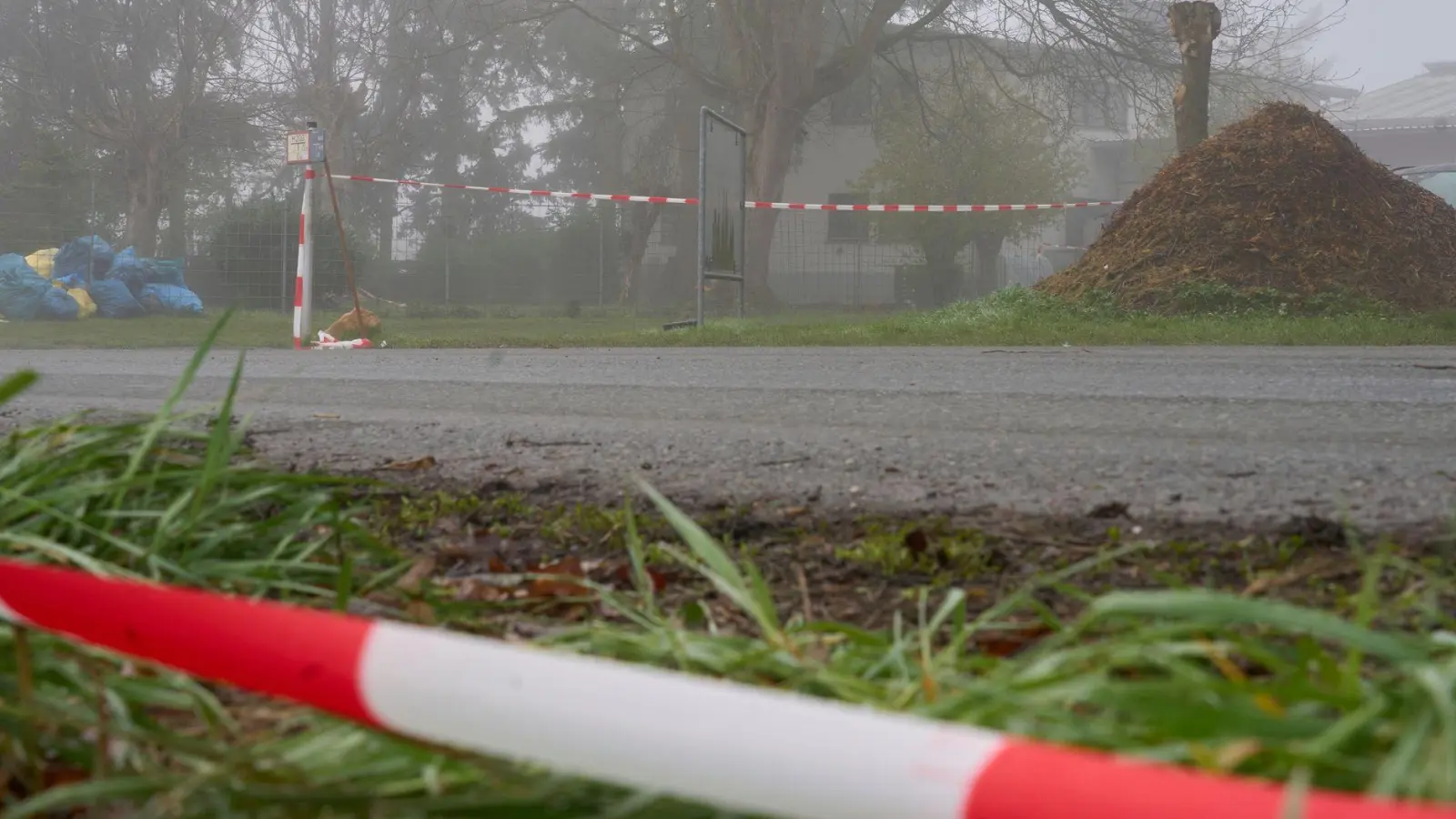 Nach dem tödlichen Unfall in einer Lederfabrik in Runkel laufen Ermittlungen wegen des Vorwurfs der fahrlässigen Tötung gegen Unbekannt. (Archivbild)  (Foto: Sascha Ditscher/dpa)