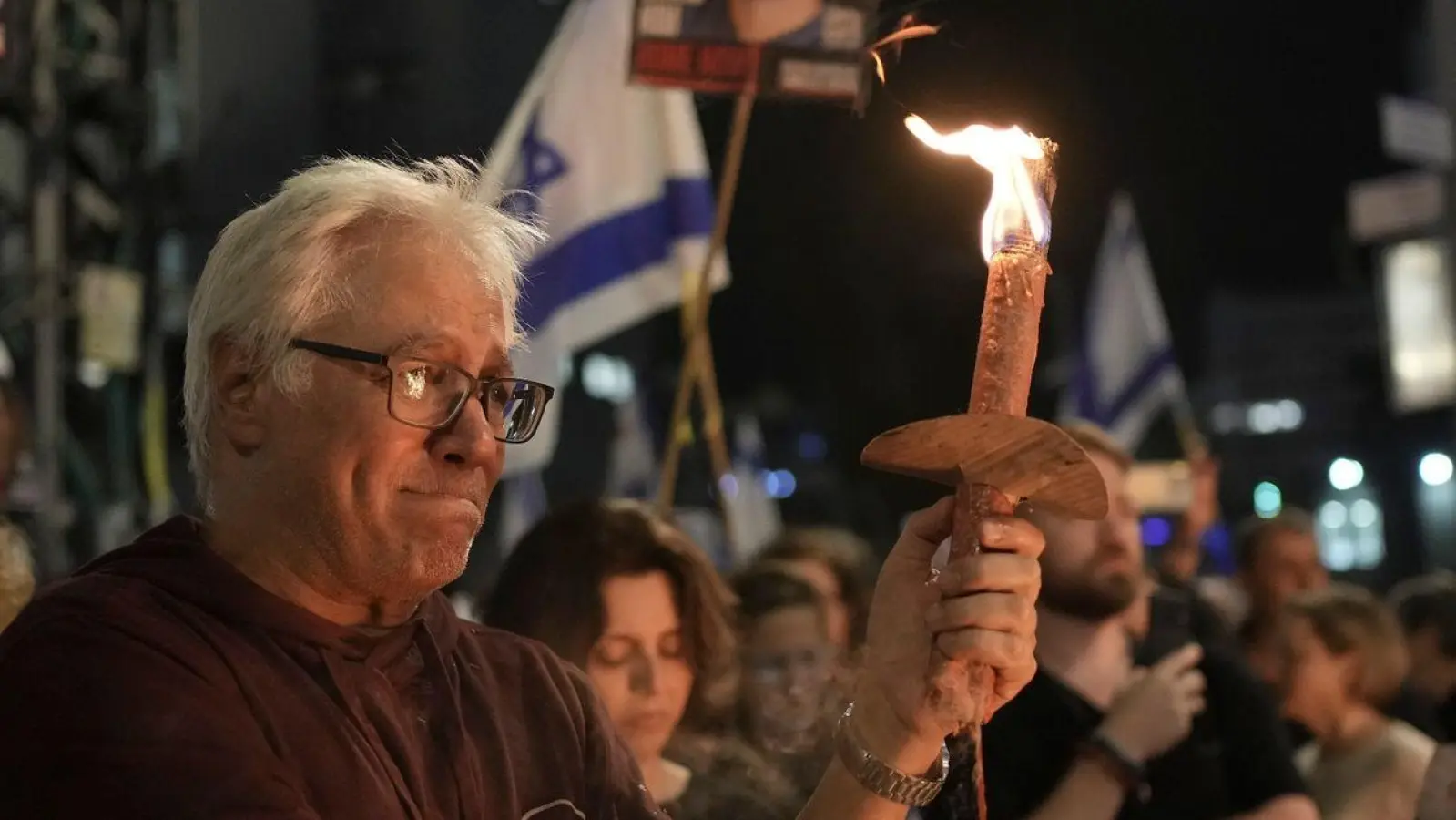 Menschen bei einer Kundgebung in Tel Aviv. (Foto: Maya Alleruzzo/AP/dpa)