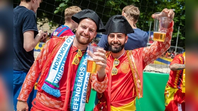 Selbst der Bierdurst der Fußball-Fans bei der EM konnte den Bierabsatz im Juni nicht retten. (Foto: Christoph Schmidt/dpa)