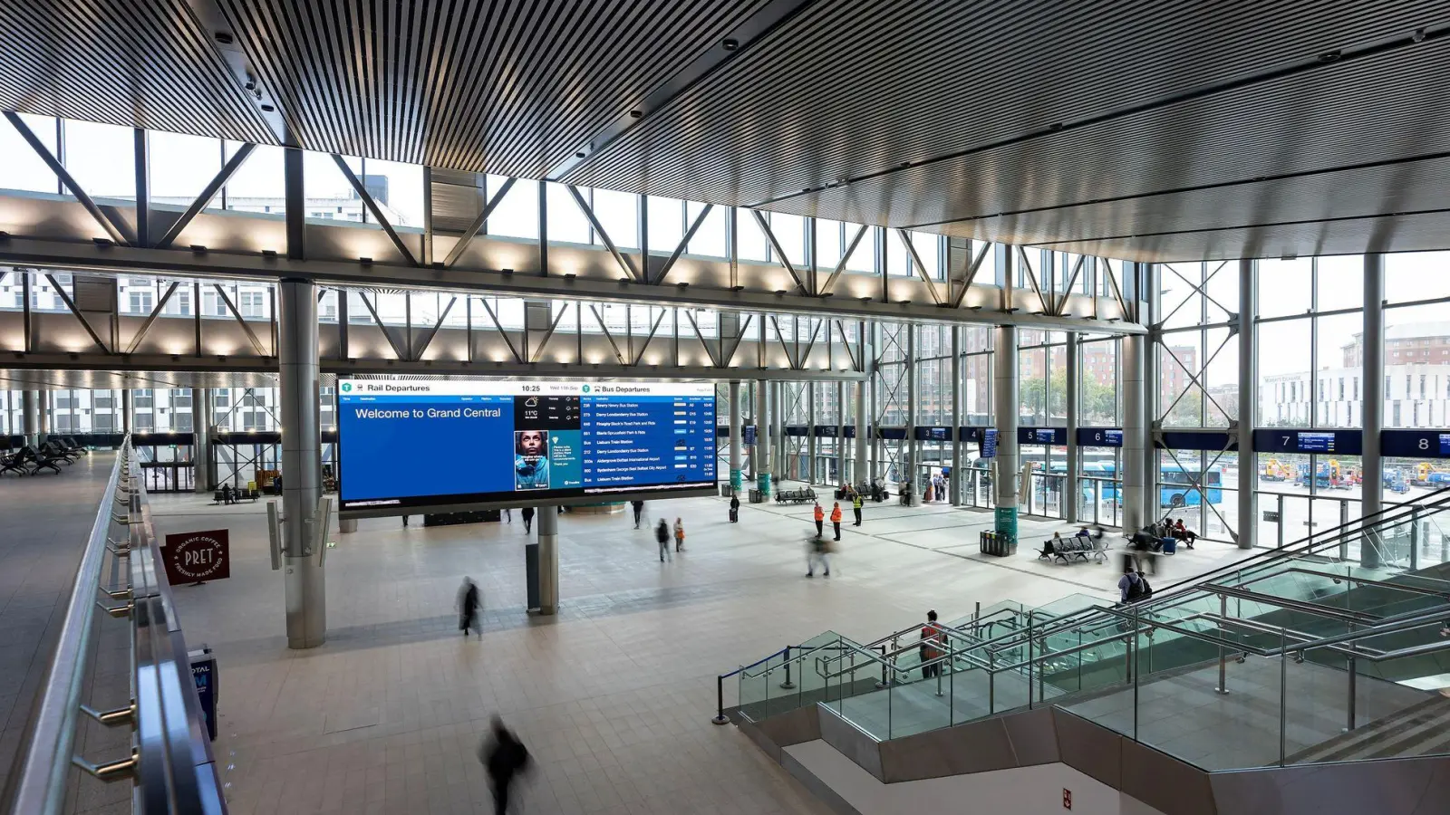 Die neue Grand Central Station in Belfast: Das moderne Verkehrszentrum soll Reisenden auch Komfort und kulturelle Angebote bieten. (Foto: Tourism Ireland/dpa-tmn)