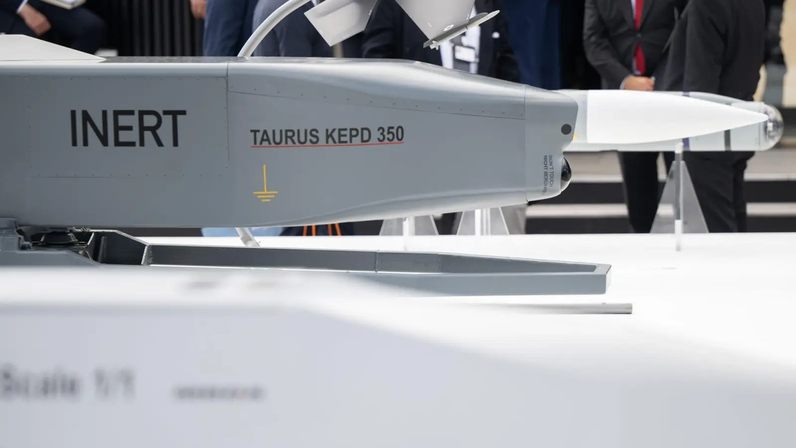 Ein Modell des Marschflugkörpers Taurus. (Archivbild) (Foto: Sebastian Christoph Gollnow/dpa)