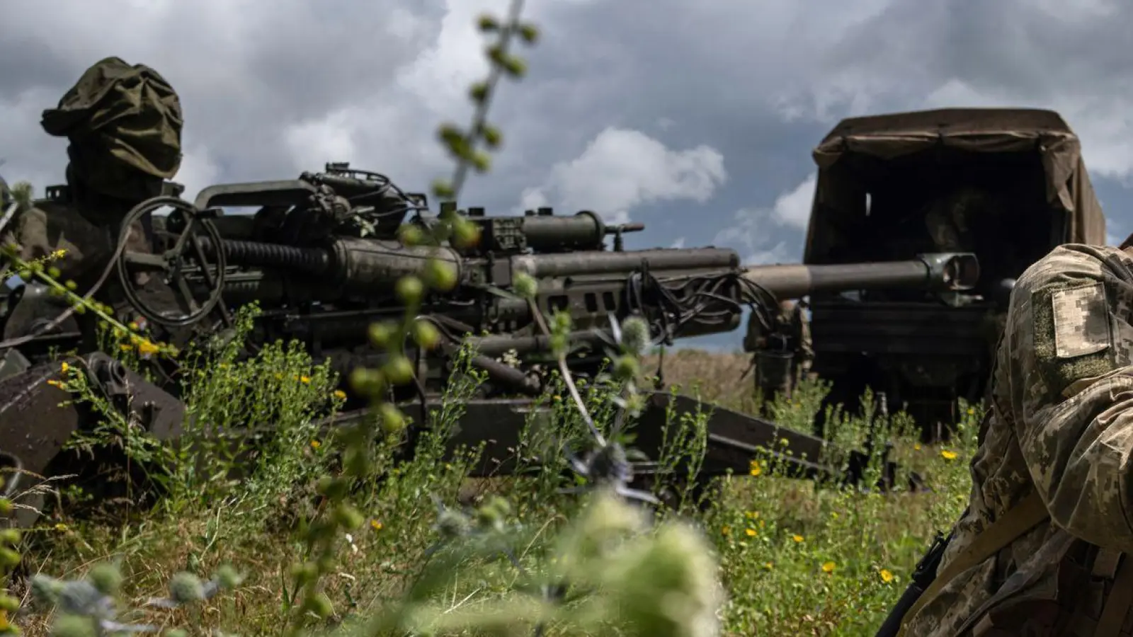 Eine von den USA gelieferte Haubitze im Einsatz in der Ukraine. Die USA sind der wichtigste Waffenlieferant des von Russland angegriffenen Landes. (Archivbild) (Foto: Evgeniy Maloletka/AP/dpa)