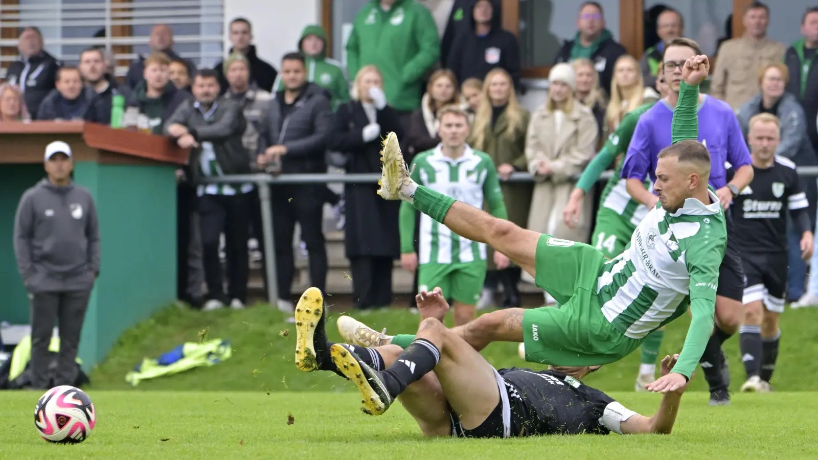 Es ging zur Sache in Burgoberbach, hier wird Gianni Böttcher (in Grün) vom Göggelsbucher Peter Muschaweck gelegt. (Foto: Martin Rügner)