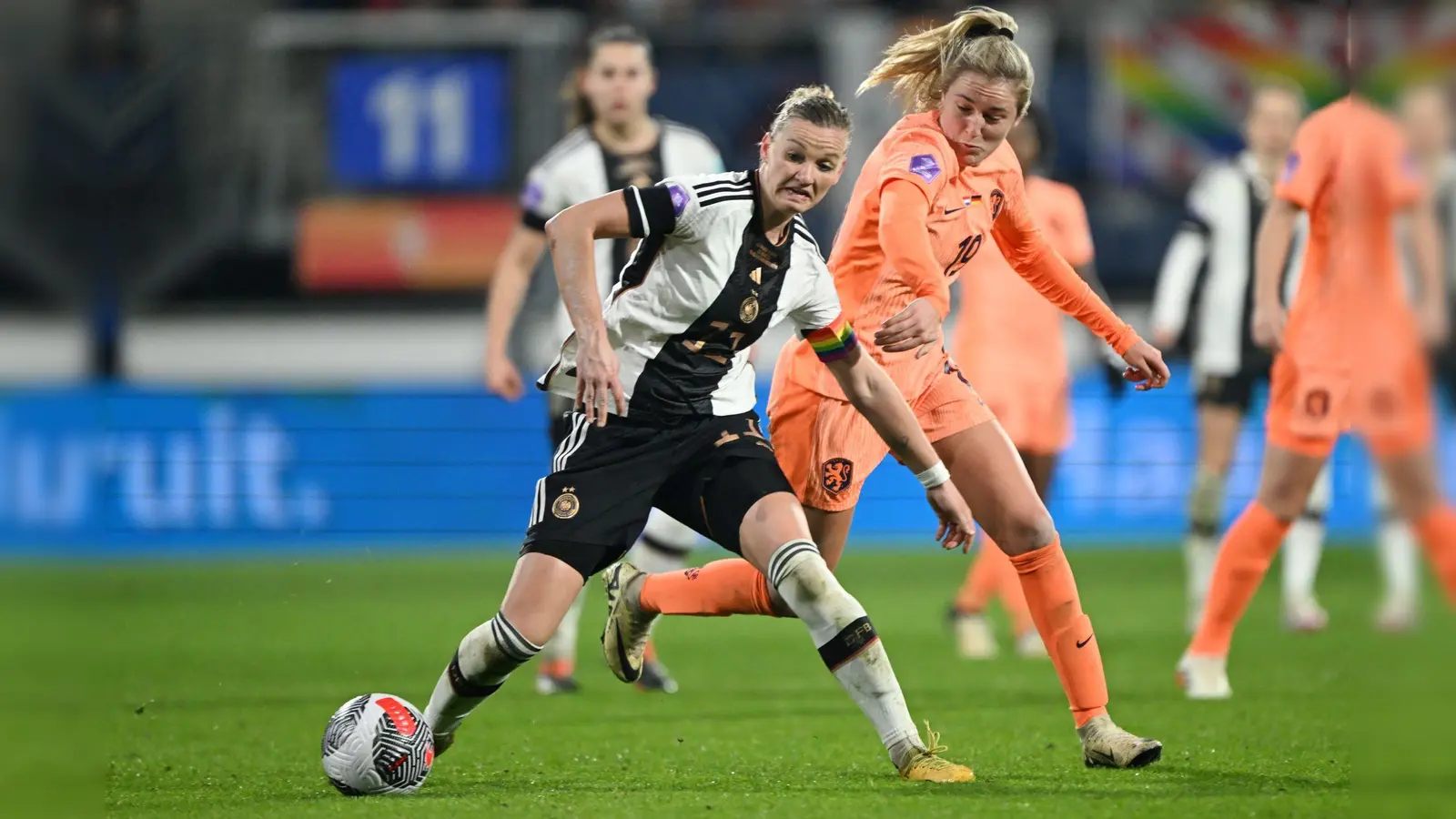 Alexandra Popp (l) führt die Fußballerinnen bei Olympia an. (Foto: Federico Gambarini/dpa)