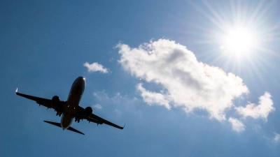 Sommerurlaub bereits gebucht – und plötzlich teurer? Welche Regeln jetzt gelten. (Foto: Julian Stratenschulte/dpa/dpa-tmn)