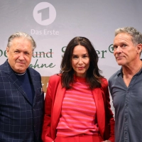 Beim Dreh von „Hubert ohne Staller“ geht es locker zu, sagt Christian Tramitz (r) über die Zusammenarbeit mit Michael Brandner (l) und Katharina Müller-Elmau. (Archivbild)   (Foto: Karl-Josef Hildenbrand/dpa)