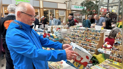 Schlümpfe sind seit vielen Jahren sein geliebtes Hobby: Sammler Jochen Botsch weiß gar nicht mehr genau, wie- viele von den blau-weißen Figuren er bereits sein Eigen nennt. (Foto: Florian Pöhlmann)