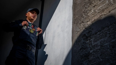 Der 29 Jahre alte Alan Galván arbeitet als Polizeibeamter in Mexiko-Stadt. (Foto: Jair Cabrera Torres/dpa)