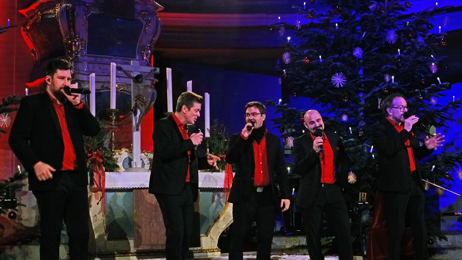 Da waren es fünf, aber nur kurz (von links): Simon Eisen, David Lugert, Stefan Delanoff, Bastian Hupfer und Heiko Benjes von Viva Voce bei Abschiedskonzert von Bastian Hupfer in der Ansbacher St.-Gumbertus-Kirche. (Foto: Elke Walter)