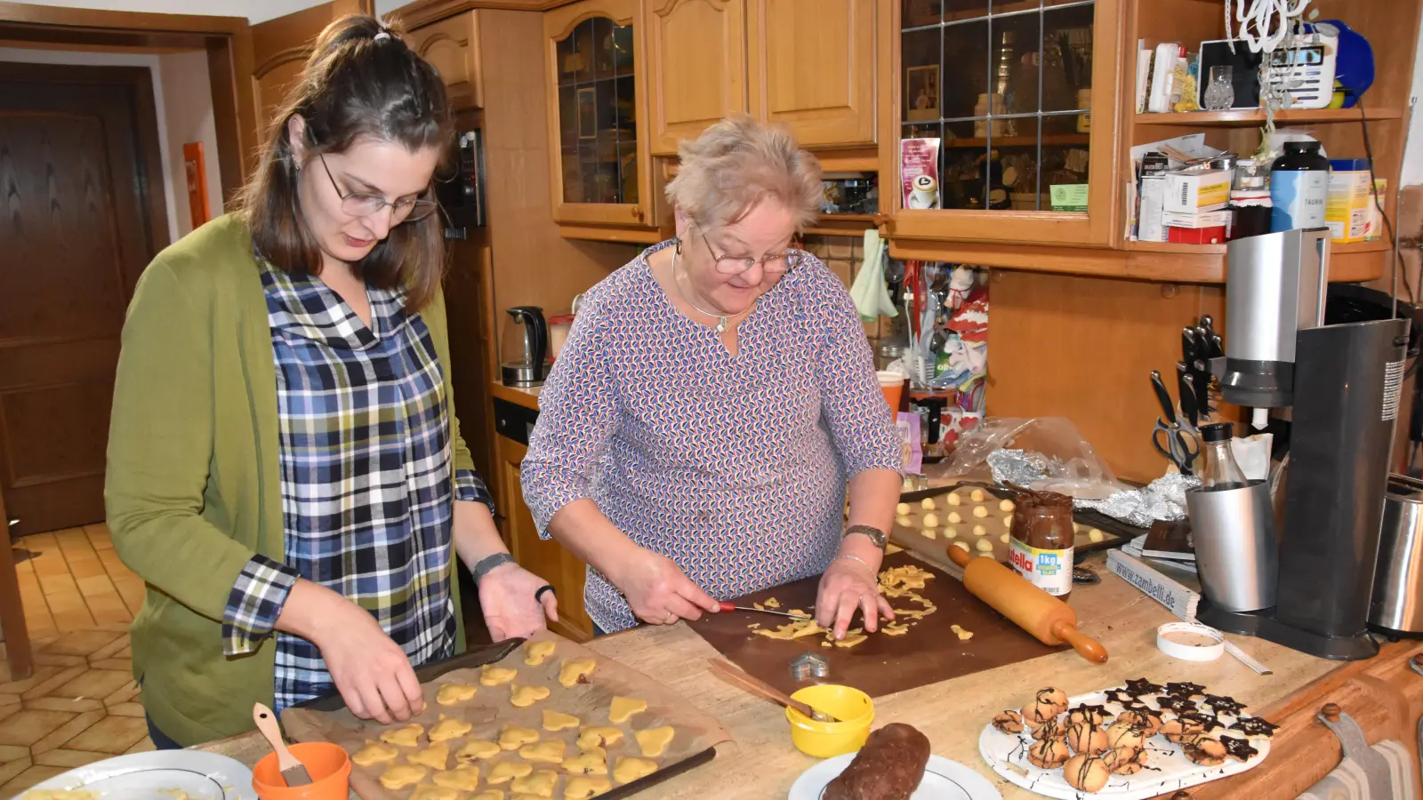 Gute Teamarbeit: Marga Blank (rechts) und ihre Tochter Franziska verbinden schöne Erinnerungen und gemeinschaftliches Miteinander mit dem Plätzchenbacken. (Foto: Silvia Schäfer)