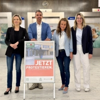 Protestierten gemeinsam am Klinikum Ansbach (von links): Sandra Pirchner, kaufmännische Direktorin des Klinikums Ansbach, Frank Reza, kaufmännischer Direktor der Kliniken Dinkelsbühl und Rothenburg, Manuela Herzog-Wehrer, Pflegedirektorin des Klinikums Ansbach, und Sandra Henneck, Pflegedirektorin der Kliniken Dinkelsbühl und Rothenburg. Der Haupteingang des Klinikums blieb während der Aktion für zwei Stunden symbolisch verschlossen. (Foto: ANregiomed/Rainer Seeger)
