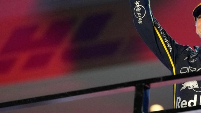 Als Verstappen (Mitte) bei der Siegerehrung jubelte, wusste er noch nicht, wie wertvoll sein Sieg noch werden würde. (Foto: John Locher/AP/dpa)