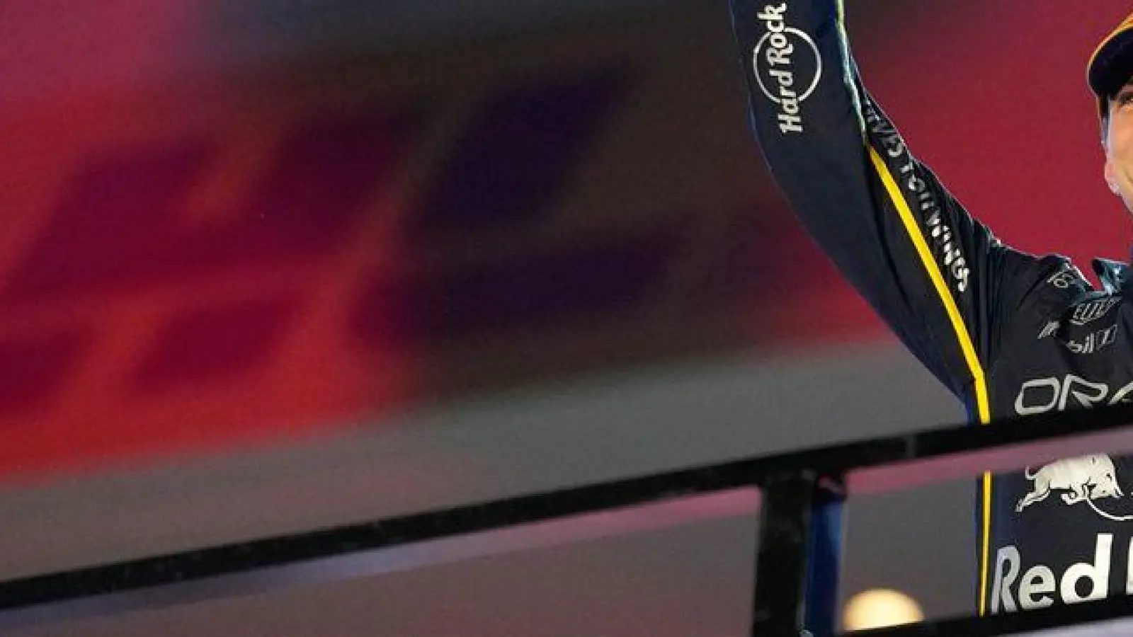 Als Verstappen (Mitte) bei der Siegerehrung jubelte, wusste er noch nicht, wie wertvoll sein Sieg noch werden würde. (Foto: John Locher/AP/dpa)