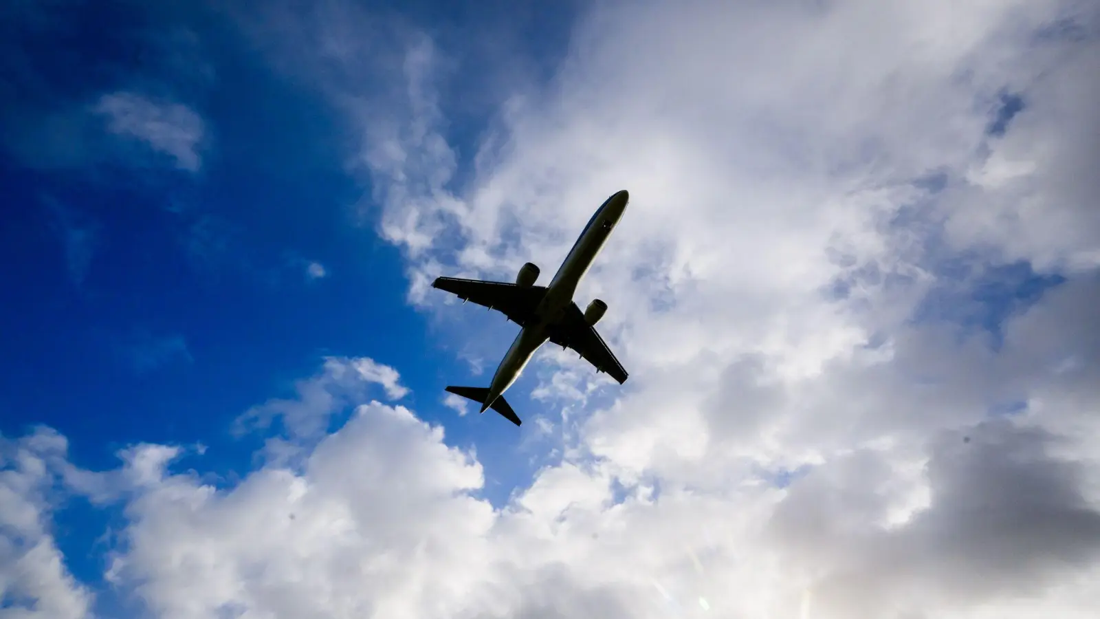 Fliegen ist in diesem Jahr deutlich teurer geworden. (Foto: Julian Stratenschulte/dpa)