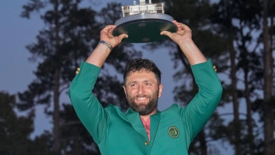 Feierlaune im grünen Jackett: Jon Rahm feiert seinen Sieg beim Masters in Augusta. (Foto: David J. Phillip/AP/dpa)