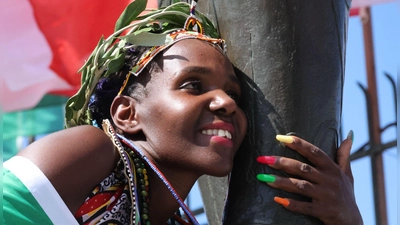 Am Ziel: Purity Jenninger umarmt den Fuß von Leonidas. (Foto: privat)