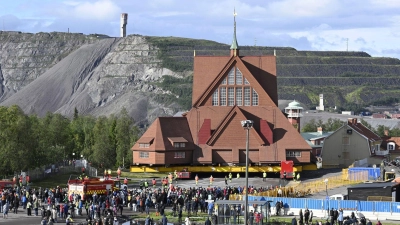 Ein Rahmenprogramm begleitet die Umsiedlung der Kirche. (Foto: Fredrik Sandberg/TT News Agency/AP/dpa)