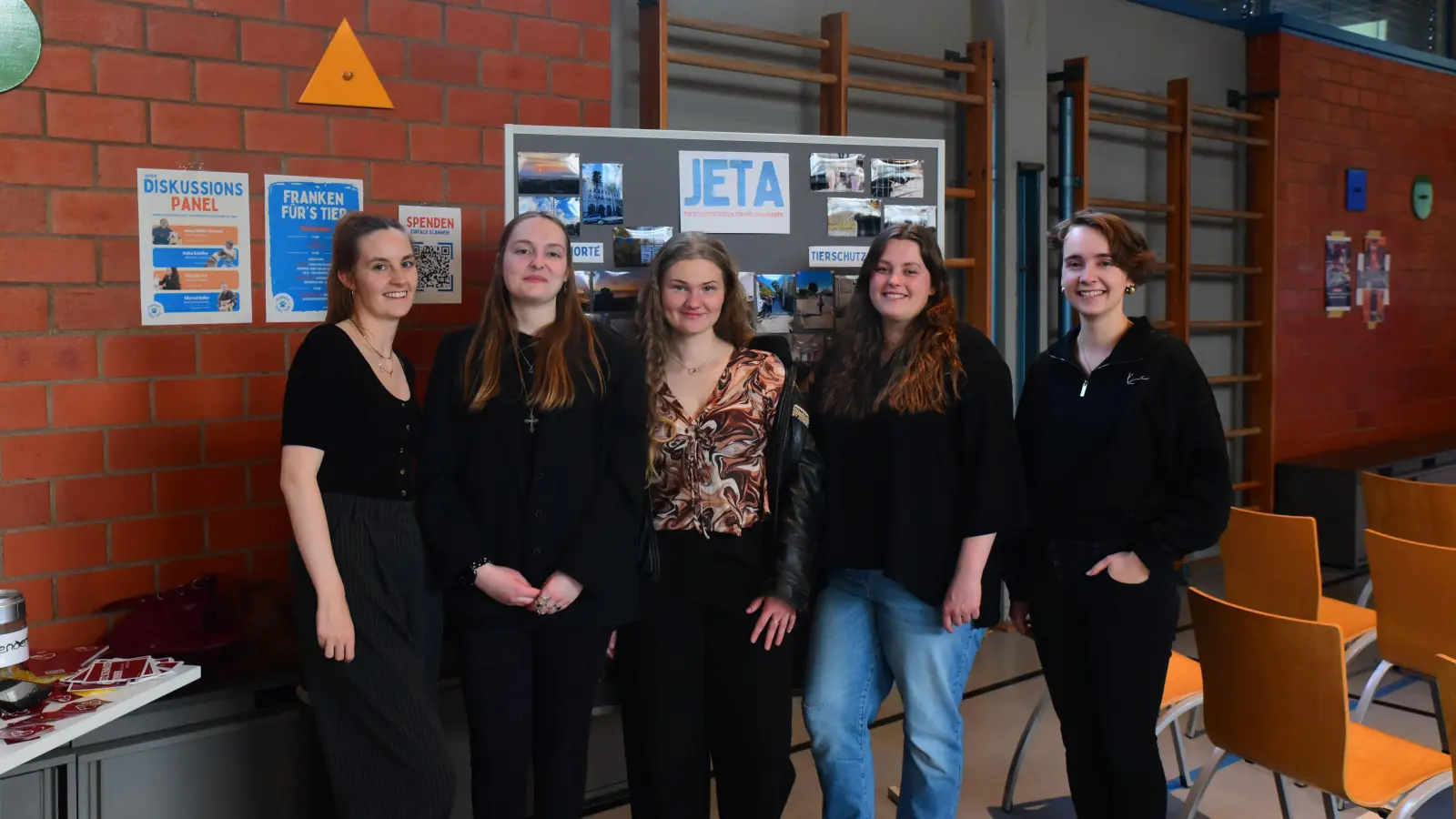 Die Veranstaltung „Franken fürs Tier“ organisierte Melissa Harrer zusammen mit der Redaktion FrankenSein der Hochschule Ansbach. Auf dem Foto zu sehen sind (von links) Hannah Koch, Julia Schlichting, Kathrin Brunner, Melissa Harrer und Julia Herschberger. (Foto: Irmeli Pohl)