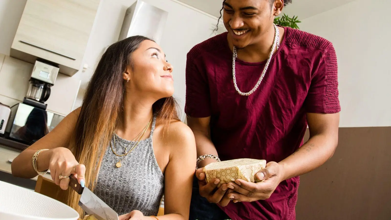 Mit Wertschätzung, Loben und Kommunizieren statt Mosern klappt gemeinsames Kochen leichter. Und kommt es zu unterschiedlichen Meinungen, hilft Humor weiter.  (Foto: Christin Klose/dpa-tmn)