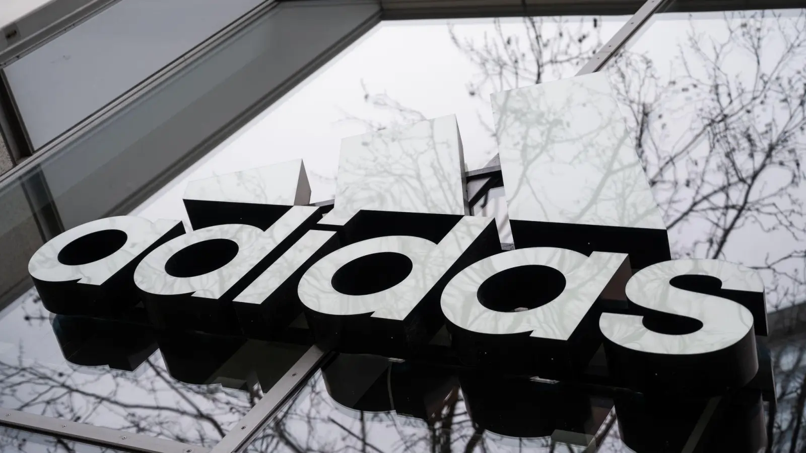 Adidas hat wegen der Probleme in China und der zuletzt schleppenden Nachfrage die Prognose für 2022 gesenkt. (Foto: Christophe Gateau/dpa)