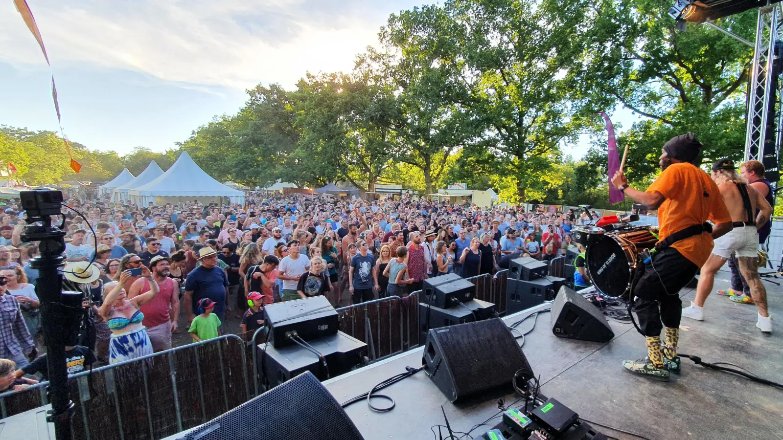 Ein bunter Musikmix, weltoffene Gäste und entspannte Stimmung, dafür steht das Bad Windsheimer Weinturm Open Air. (Foto: Anna Franck)