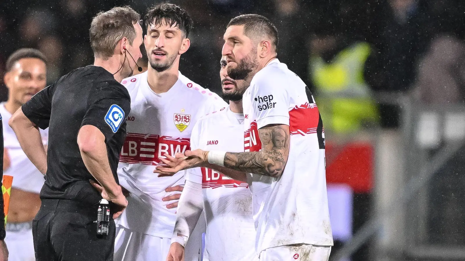 Die Stuttgarter Profis machten ihrem Unmut über die Schiedsrichter-Entscheidungen Luft. (Foto: Harry Langer/dpa)