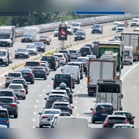 Besonders zu Beginn der Sommerferien ist die Staugefahr auf bayerischen Autobahnen groß. (Archivbild) (Foto: Pia Bayer/dpa)