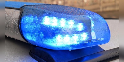 Auf dem Uffenheimer Schlossplatz brannten Unbekannte um 2 Uhr in der Nacht auf den 25. Dezember vier Mülltonnen nieder. (Symbolbild: Carsten Rehder/dpa)