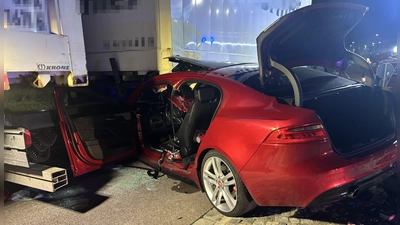 Am Dr. Zumach-Ring in Ansbach kollidierte ein Sportwagen mit einem Lkw. (Foto: NEWS5 / Kevin Weddig)