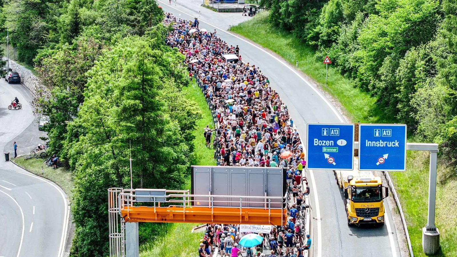 Tausende demonstrierten gegen die Umweltbelastungen durch den Transitverkehr (Foto: Jason Tschepljakow/dpa)