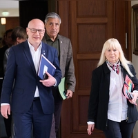 Wegner (l), Niroomand (M) und Spranger hatten die Bewerbung vorangetrieben. (Archivbild) (Foto: Annette Riedl/dpa)