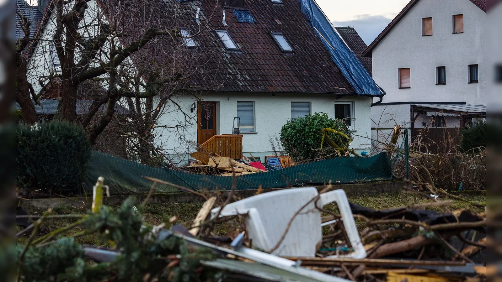 Chaos nach Unwetter: Bei Schäden am Haus durch Sturm oder umgestürzte Bäume zahlt die Wohngebäudeversicherung, für beschädigtes Mobiliar greift die Hausratversicherung. (Foto: Nicolas Armer/dpa/dpa-tmn)