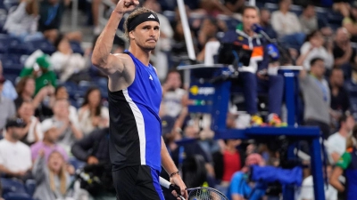 Alexander Zverev bejubelt den Achtelfinaleinzug bei den US Open. (Foto: Frank Franklin II/AP)