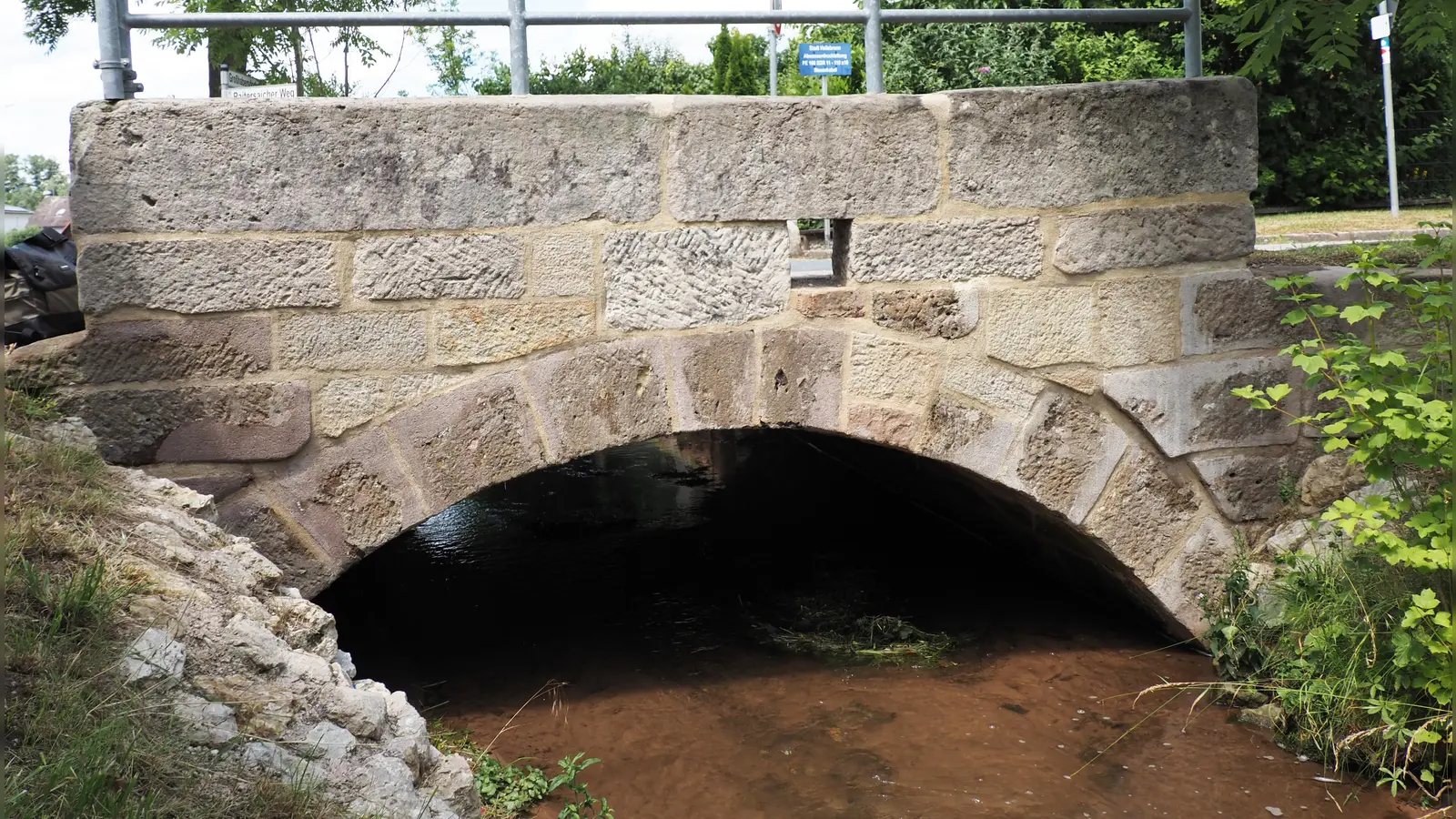Nicht einmal fünf Meter beträgt die Spannweite dieser Brücke in Bürglein, die trotz anfänglicher Bedenken in der Öffentlichkeit mit erheblichem Aufwand saniert wurde. (Foto: Bezirk Mittelfranken/Julia Krieger)