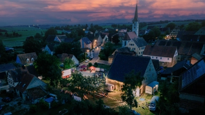 Das Kirchweihgeschehen spielt sich erstmals rund um die Gemeindescheune ab, die bereits für einige Veranstaltungen genutzt werden konnte, wie hier für den Kinoabend im letzten Jahr. (Foto: Thomas Langer)