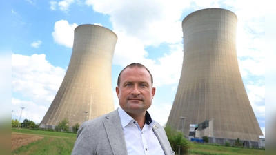 Die Kühltürme des stillgelegten Kernkraftwerks sollen gesprengt werden. (Foto: Karl-Josef Hildenbrand/dpa)