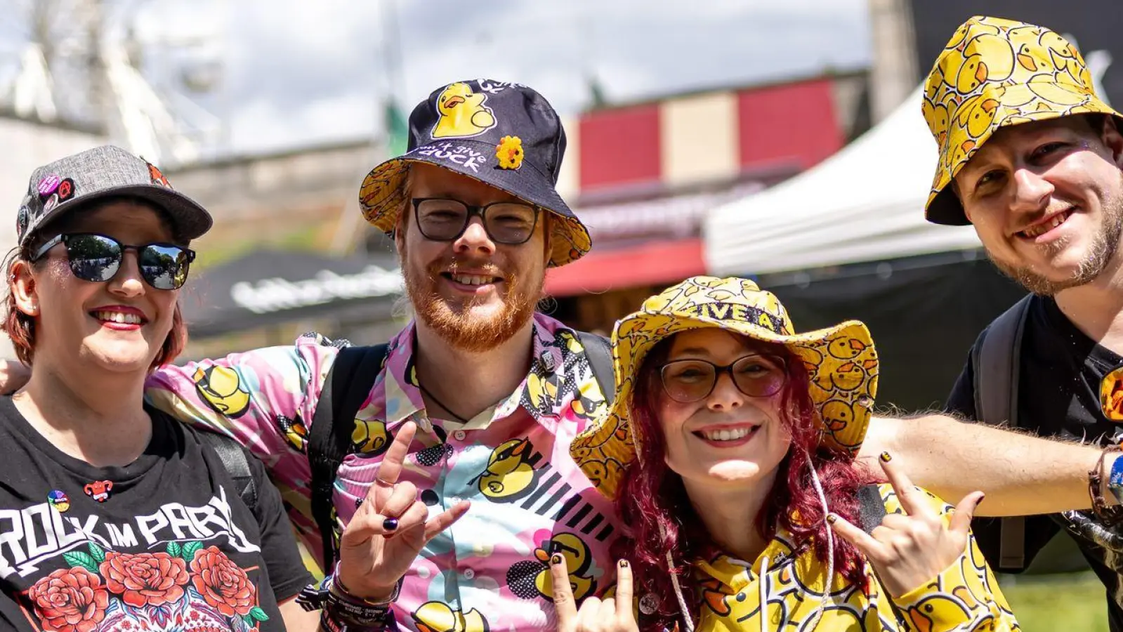 Der erste Festivaltag startete mit Regen. Danach war das Wetter wechselhaft, die Laune der Fans aber gut.  (Foto: Daniel Karmann/dpa)