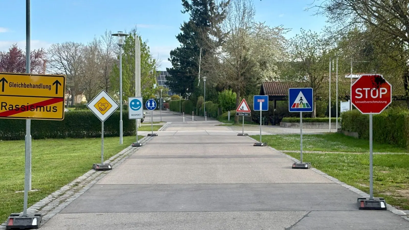 Schülerinnen und Schüler aus Dinkelsbühl und Feuchtwangen haben sich im Rahmen des Projekts „Verkehrsschilder der Gerechtigkeit“ gemeinsam für ein respektvolles Miteinander eingesetzt. (Foto: Mittelschule/Katja Müller-Brindisi)