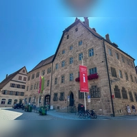 Vor dem Alten Rathaus in Dinkelsbühl soll künftig am Christopher Street Day und am Gedenktag IDAHOBIT die Regenbogenfahne gehisst werden. Auf diesen Kompromiss einigte sich der Stadtrat. (Foto: Martina Haas)