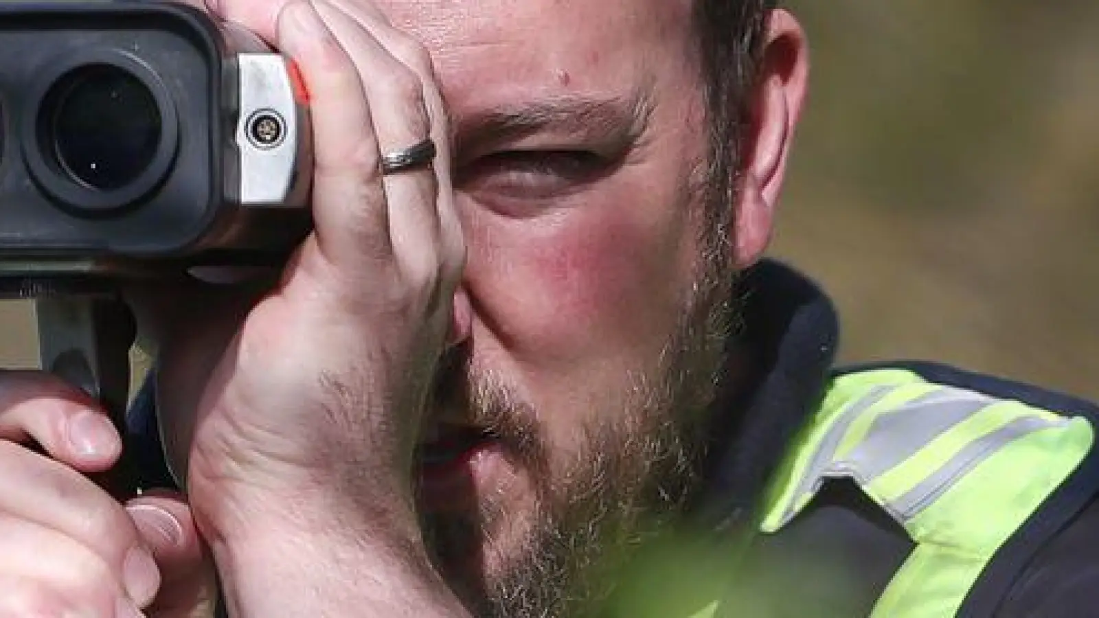 Beim Blitzmarathon werden rund 1.570 Messstellen auf Autobahnen, auf Bundes-, Land- und Kreisstraßen sowie innerorts installiert. (Foto: Daniel Löb/dpa)