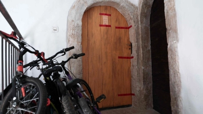 Im Haus einer Familie in Orange machen Fahnder einen Horrorfund. (Foto: Thibaud Moritz/AFP/dpa)