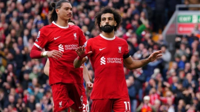 Mohamed Salah (r) schoss den FC Liverpool mit seinem Doppelpack zum Sieg. (Foto: Peter Byrne/PA Wire/dpa)